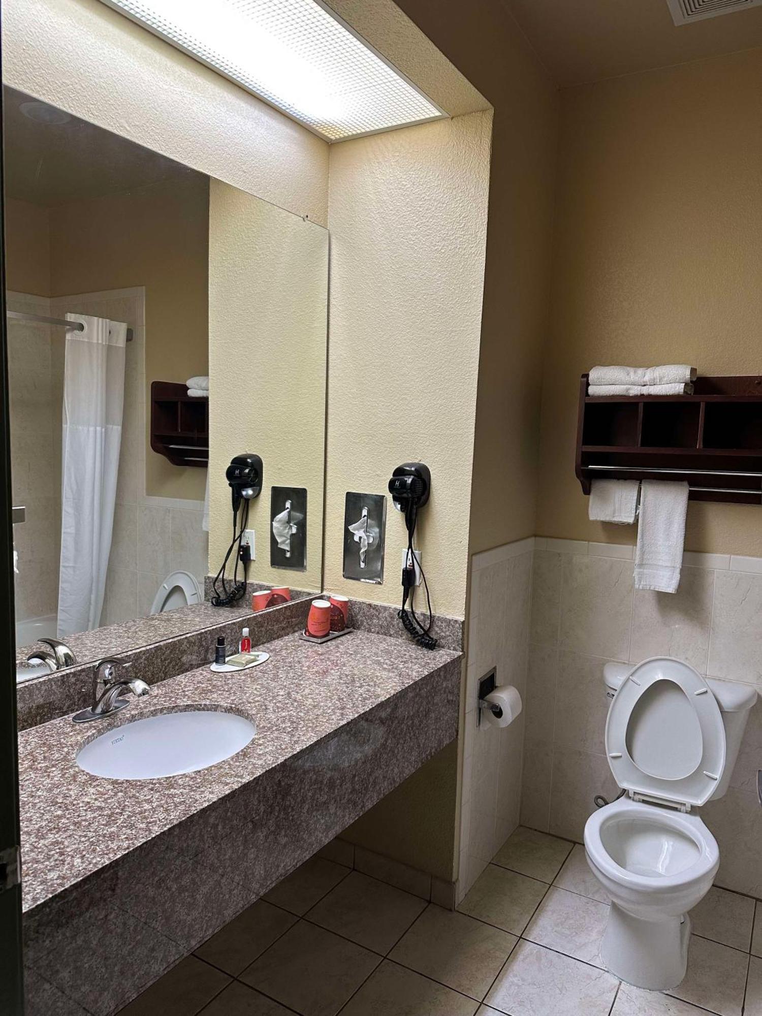 Red Lion Inn & Suites Iah Airport East Humble Buitenkant foto